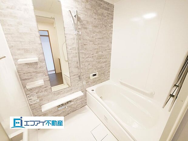 明るく清潔感のあるおしゃれなバスルームです。足を伸ばして入れる広々とした浴槽は毎日の疲れを癒します。