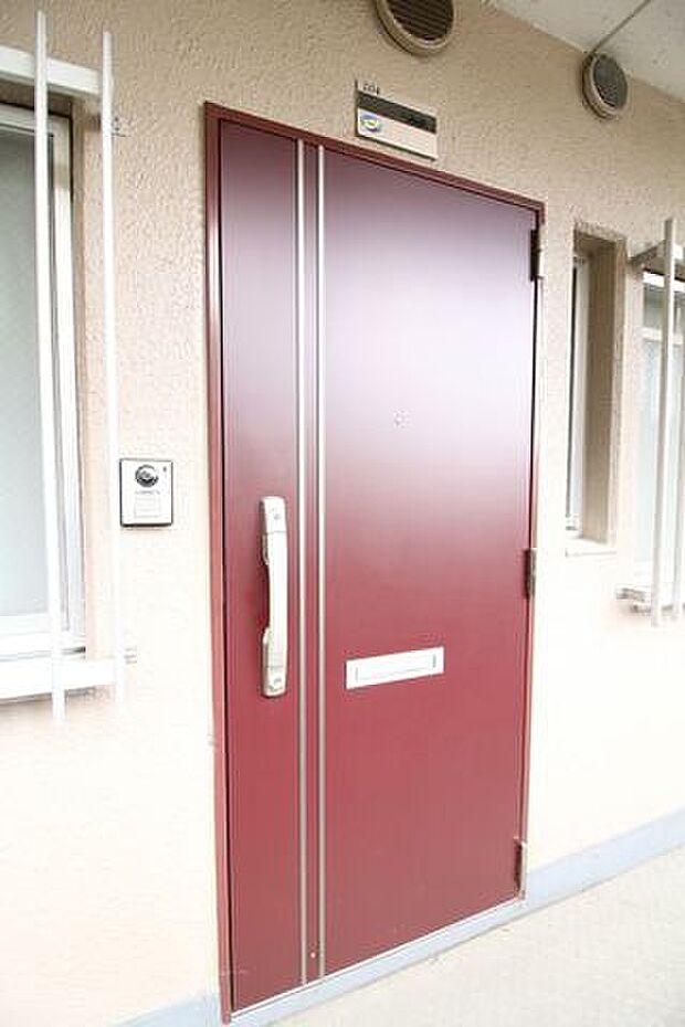 ボルドーのドアが特徴的な素敵な玄関です。インターホンも新しいものになっております。鍵穴が2つ付いており、防犯対策もバッチリですね。