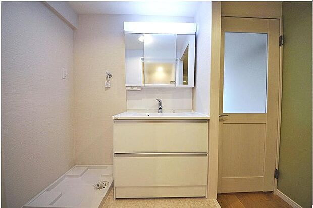 三面鏡付きの独立洗面化粧台！鏡裏は収納スペースになっており、歯ブラシやメイク用品なども収納可能です。