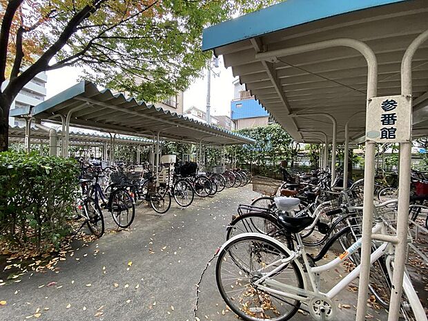 【駐輪場】屋根付きで雨の日でも乗り降りしやすく助かります。自転車が雨にあたる心配もあまりありません。周辺は平坦な道が多く、自転車での移動がしやすいです。空き状況や月額利用料についてはお尋ねください。