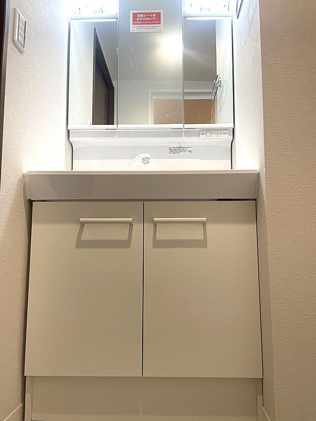 シャワーホース付き洗面台新調済。三面鏡タイプで、鏡裏に日用品やスキンケア用品などを収納できます。