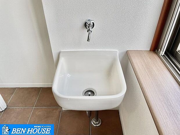 ・浴室換気乾燥暖房機付きシステムバスではお手入れもしやすいです・シャワー洗浄機能付のトイレは、清潔感が印象的な空間ですね・照明器具が付いた、リフォーム済み物件です。