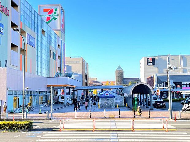相模原線「南大沢駅」前には大型スーパー、イトーヨーカドーや、話題の映画が楽しめるTOHOシネマズなど商業施設が充実しています。