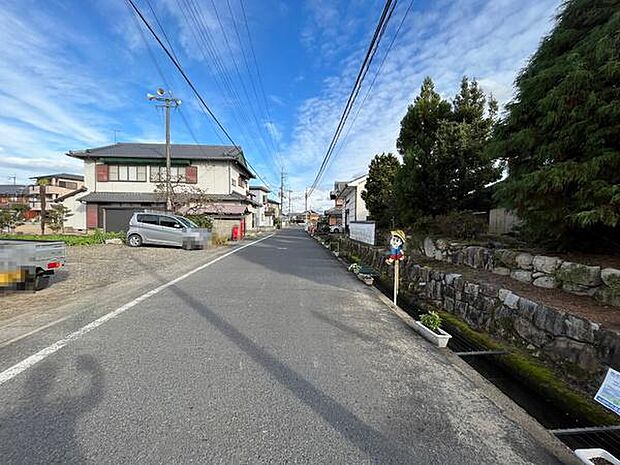 閑静な住宅街。車通りも少ないですよ。