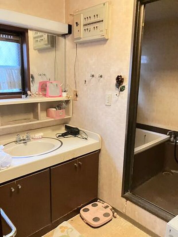 洗面化粧台の鏡の裏は洗面グッズやドライヤーなどを収納できるスペースがあります♪生活感を隠してスッキリ魅せる◎