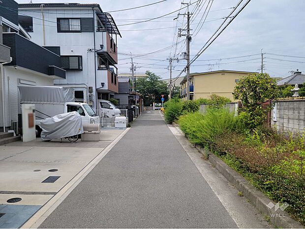 物件の東側前面道路（南側から）［2023年6月5日撮影］