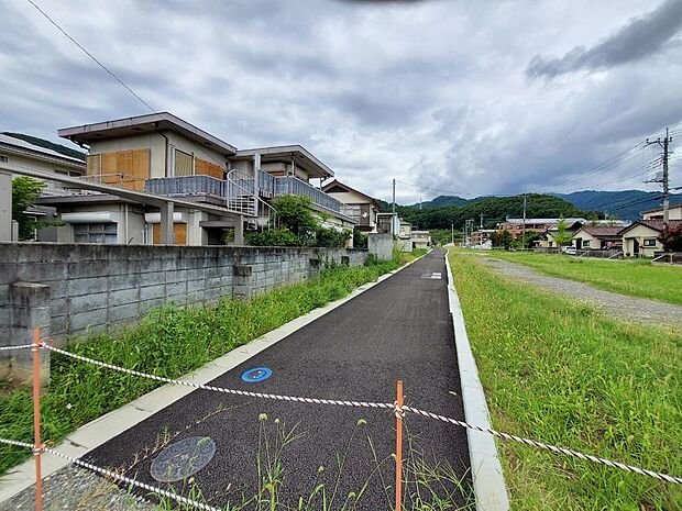 整備中の緑が丘アクセス線広い道路に接道。 