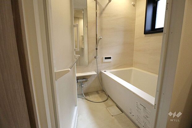 浴室は窓あり！戸建感覚で換気もでき、カビの予防には効果があります。浴室暖房乾燥機付き。