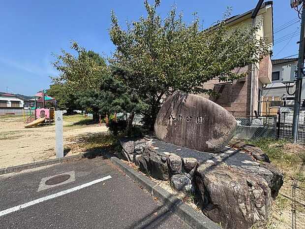 東側にコンビネーション遊具などが設置されており、西側には広いグラウンドがあります♪自転車置き場あり。