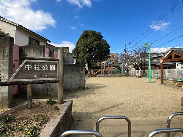 住宅地の中にある公園。 ベンチや遊具があるので親子での遊び場としても適しています。