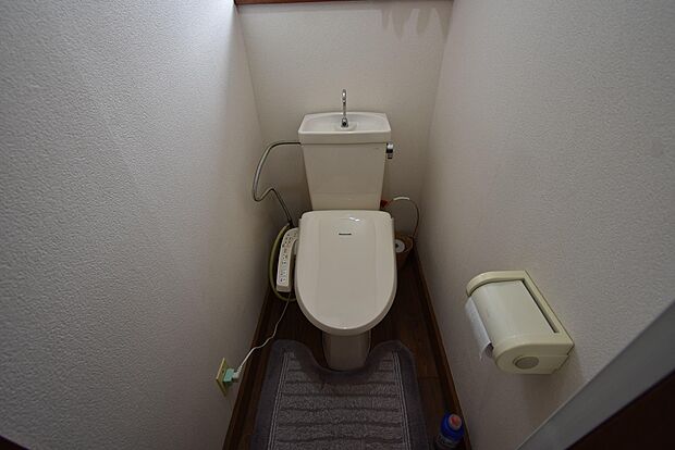 トイレは白を基調としたシンプルで清潔感のある空間です。