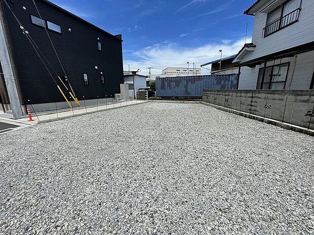 近くにスーパーやドラッグストアなどがあり生活便利です♪お気軽にお問い合わせください♪