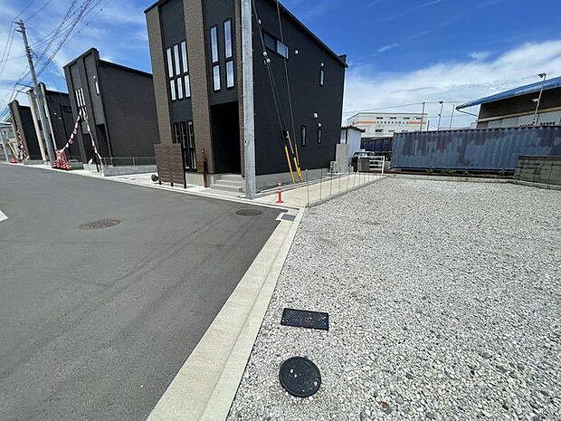 前面道路は南側で日当たり良好♪幅も約5.4ｍありゆったり♪