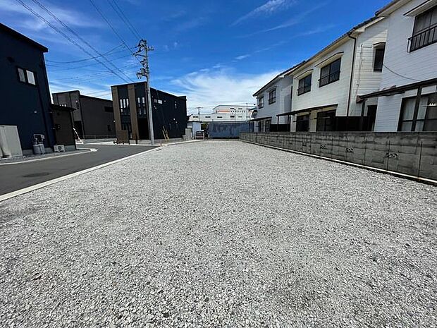 近くにスーパーやドラッグストアなどがあり生活便利です♪