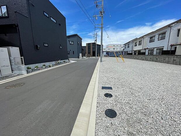 近くにスーパーやドラッグストアなどがあり生活便利です♪