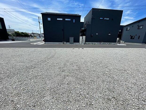 南面道路ですので陽当たり良好です♪