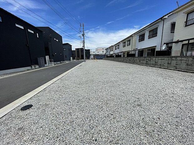 近くにスーパーやドラッグストアなどがあり生活便利です♪