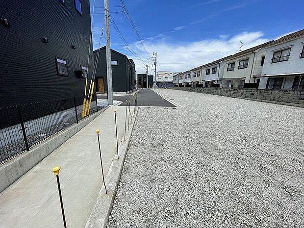 近くにスーパーやドラッグストアなどがあり生活便利です♪