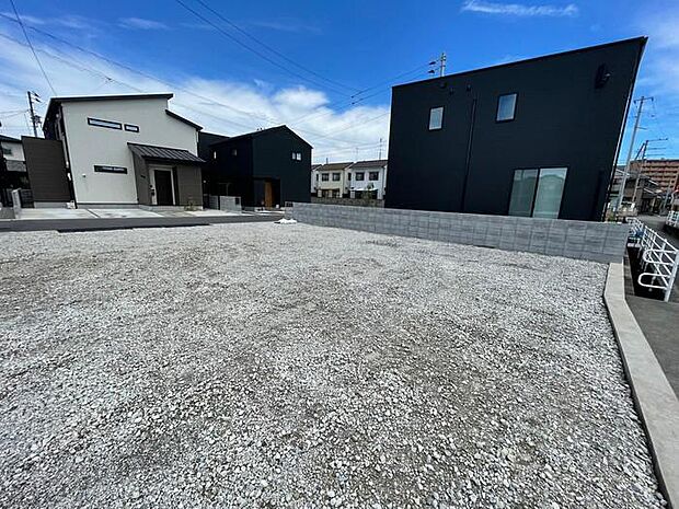 近くにスーパーやドラッグストアなどがあり生活便利です♪