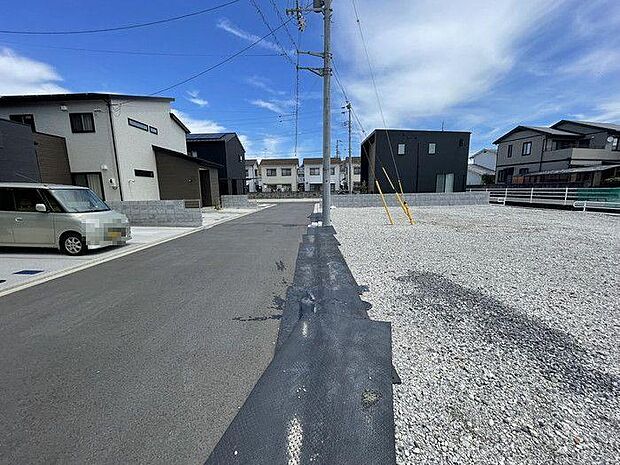 近くにスーパーやドラッグストアなどがあり生活便利です♪