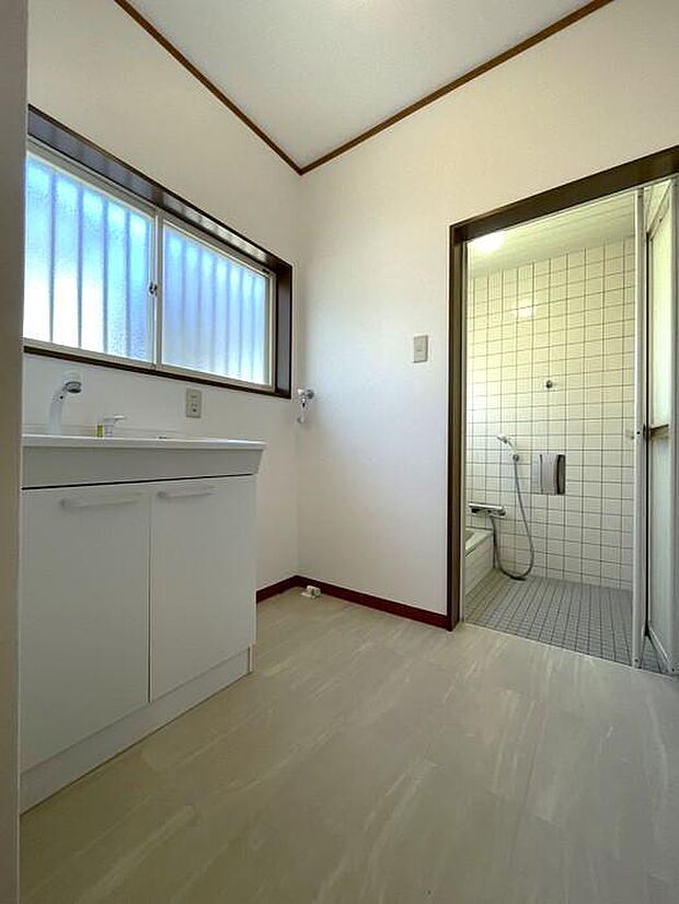 洗面室には窓付き♪換気の役目だけでなく、自然な光が気持ちの良い空間を作ります♪