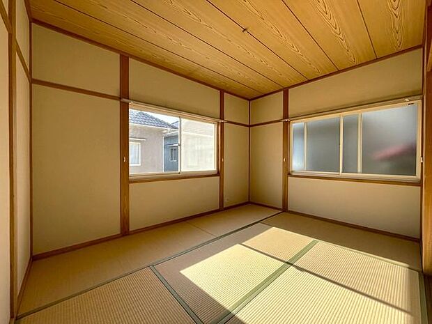 2階6帖の和室！2面に窓がありますので複数の方角から部屋へ日光を採り入れることができます♪