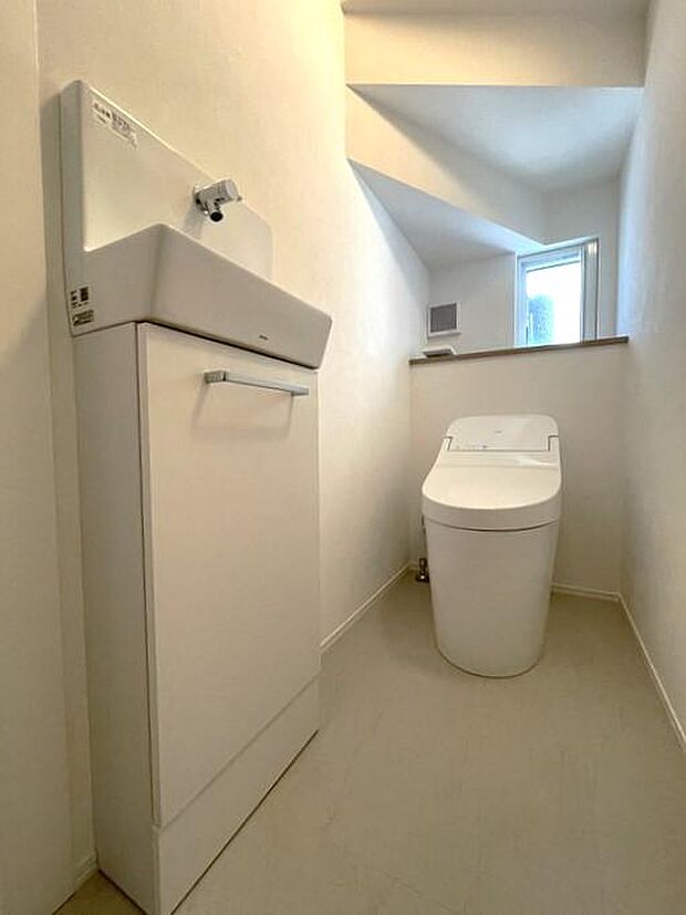 トイレは各階に設置♪手洗いスペース付♪