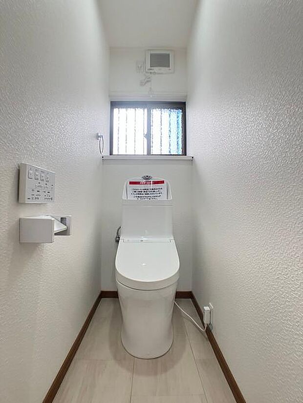 トイレは各階に設置♪ペーパーホルダー付♪