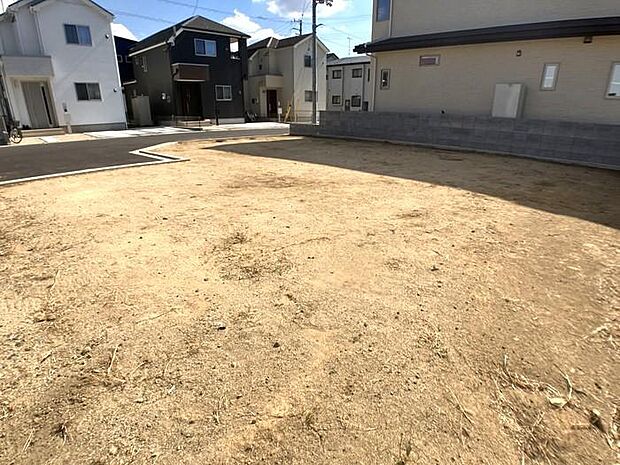 充分な広さがありますので、敷地内に駐車スペースを確保できそうです♪