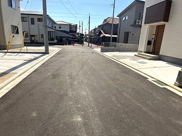前面道路の幅員は約4mありますので、運転スムーズです♪