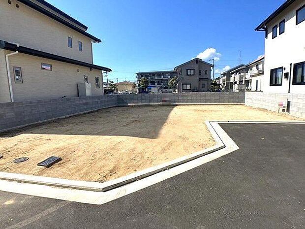 東側が道路になっております♪西側は田んぼですので風通り良好です♪