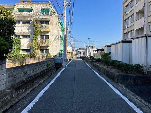 南側道路の幅員は約4m程ありますので運転スムーズです♪