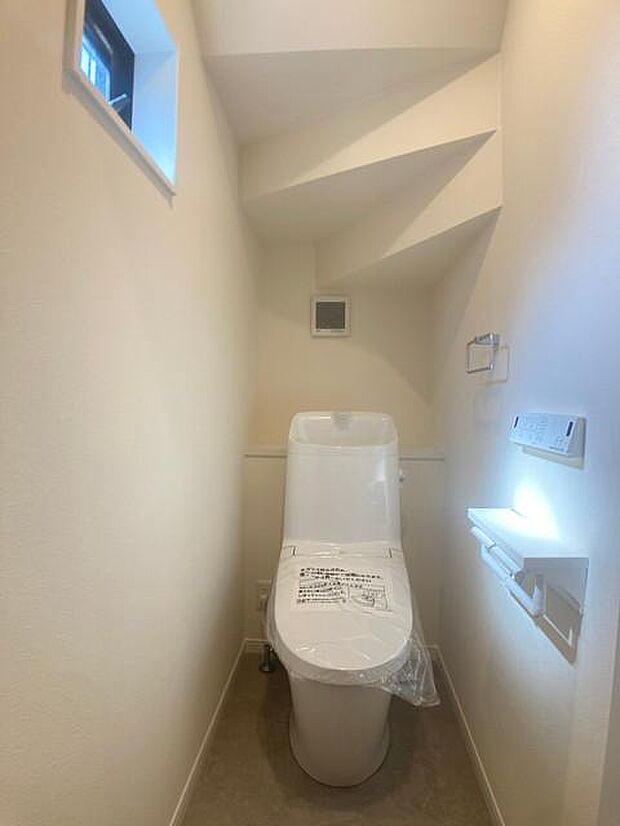1階の『トイレ』です。LIXIL製品を採用しおり、フチレストイレなので細かなところまで掃除ができ、使い勝手も良い製品です。