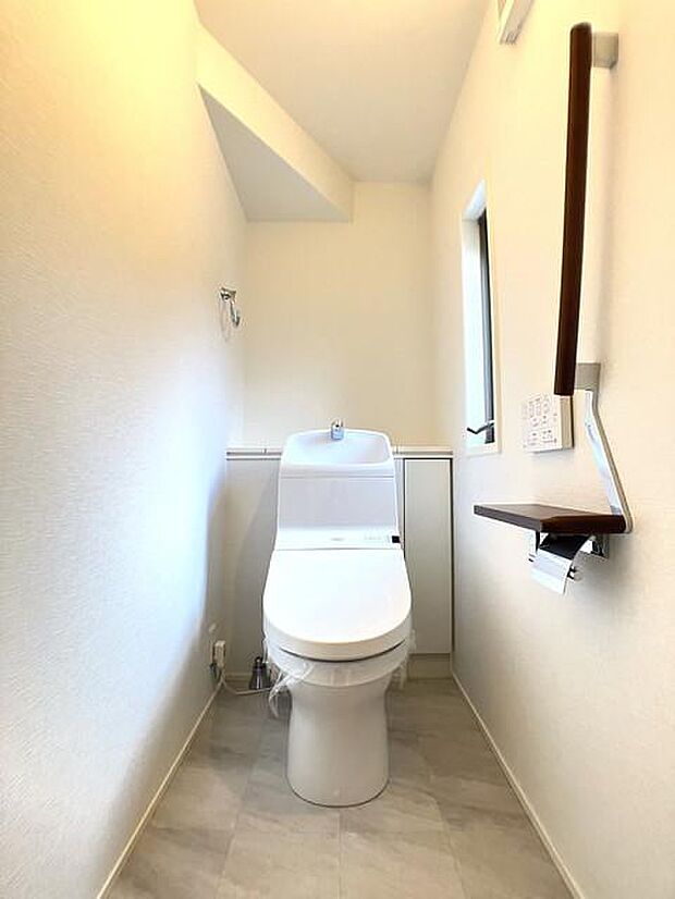 ※1階トイレ白がキレイなトイレ♪窓もあって明るい♪