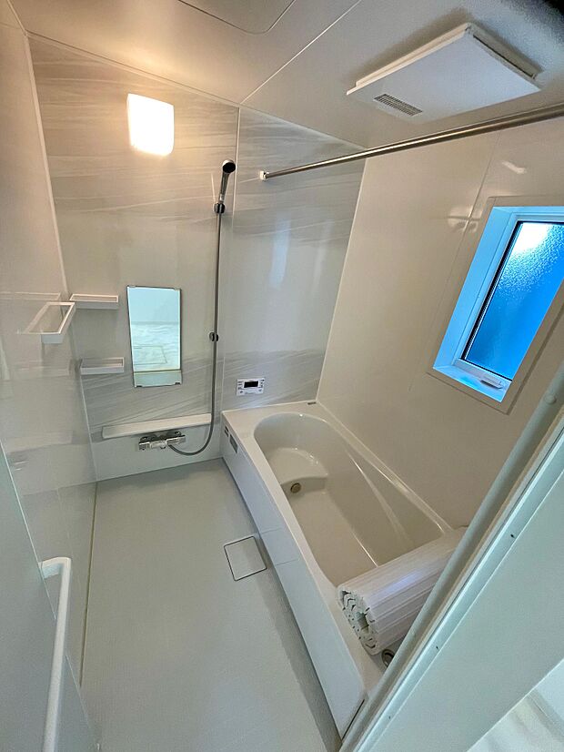 広々1坪タイプのゆったり浴室ユニット。防カビ抗菌素材なのもうれしい。