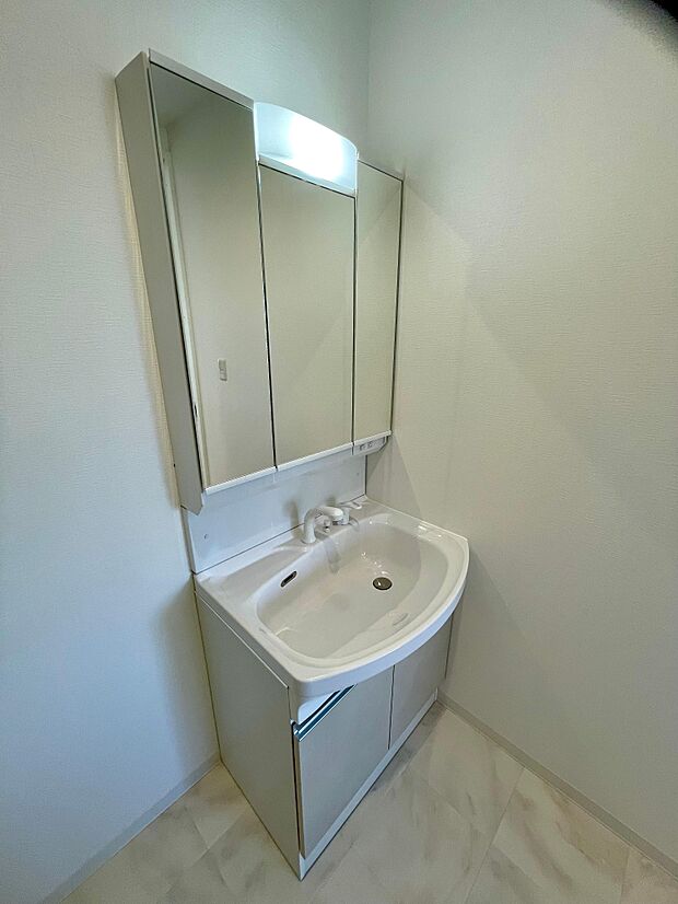 三面鏡の洗面台鏡の裏にも収納スペースがあります。