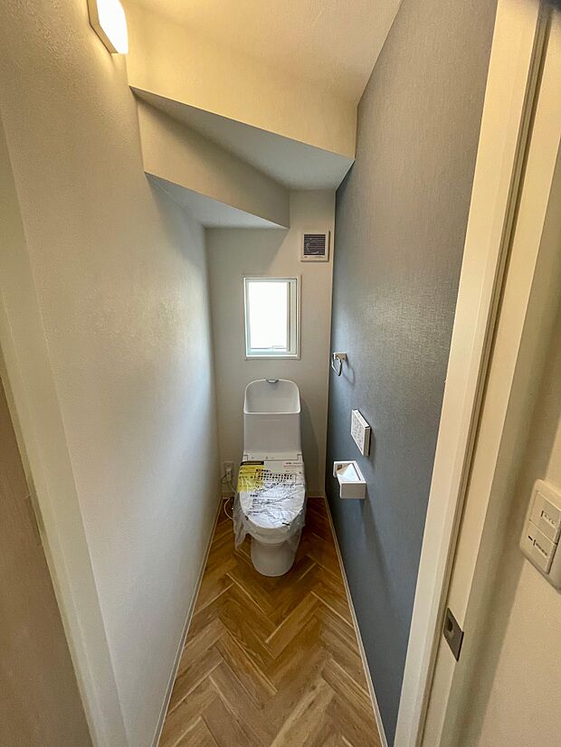 採光の取れた1階トイレは、ウォシュレット機能付きトイレです♪