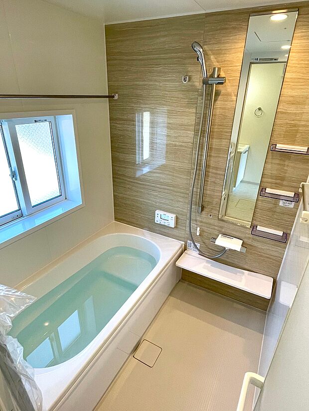 広々1坪タイプのゆったり浴室ユニット。防カビ抗菌素材なのもうれしい。