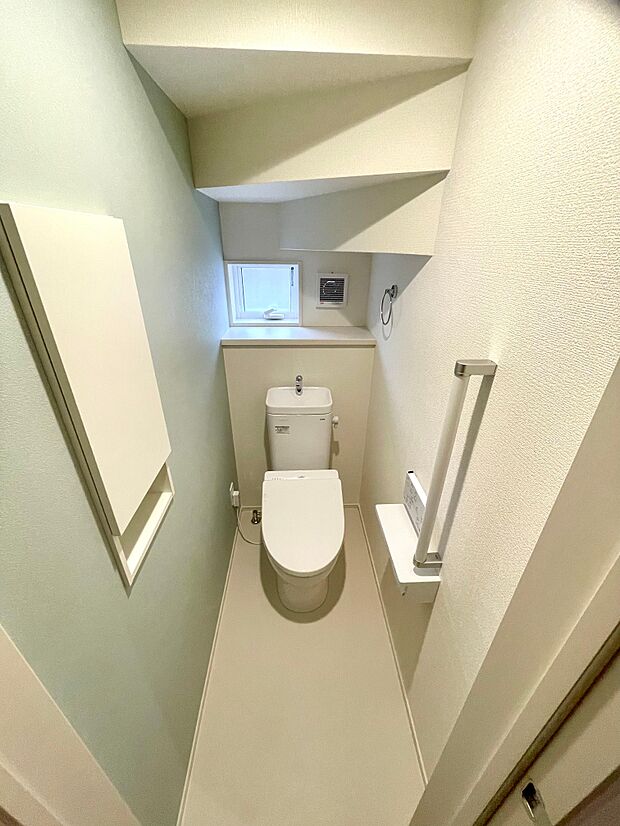 彩光が嬉しい1階トイレは、ウォシュレット機能付きトイレです。ペーパーホルダーや側面収納も完備。