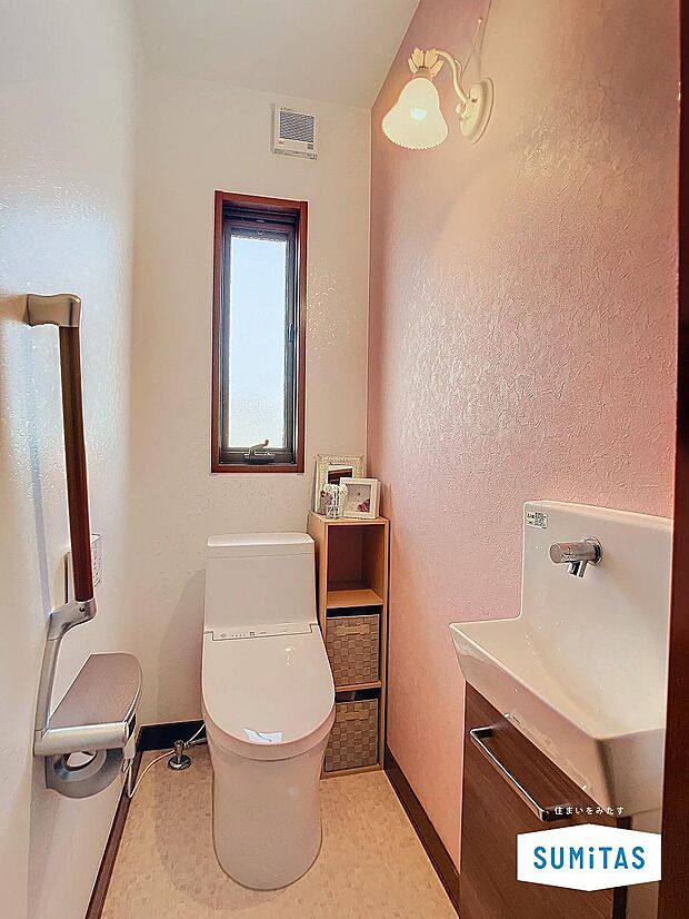 2階のトイレ。こちらも2021年11月にリフォーム済みです。