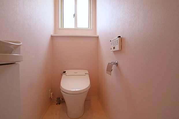 トイレは、LIXIL製のタンクレストイレ♪超節水トイレを使用。旧来型と比べて約6％（2日でお風呂1杯分以上節水）を実現。さらにフルオート便器洗浄機能付き。