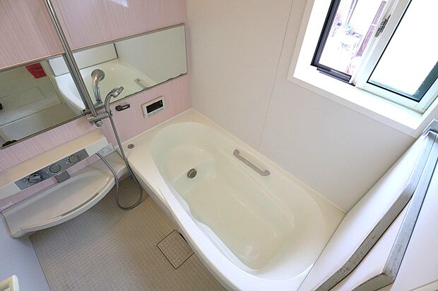お風呂はLIXIL製のラ・バスの1坪風呂♪キレイ床を使っているので、お掃除が簡単。洗い場は、サーモフロアになっており冷たさを感じにくい断熱構造になので、冬でも快適に利用いただけます♪