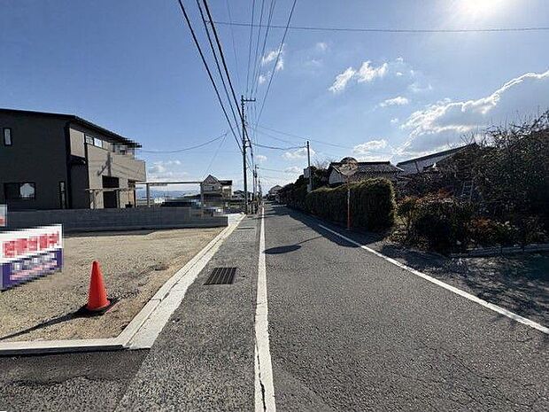 南側前面道路は約5.7mあります♪ゆったりして車の行き来もしやすいですね♪