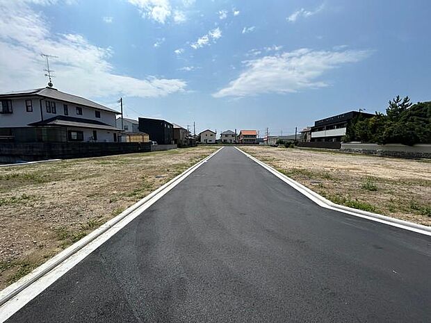 分譲地内には東西に通り抜けができる道路があります♪車の出入りもスムーズで便利です♪