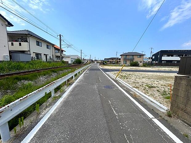 バス停まで徒歩約4分、駅まで徒歩約7分で、通勤や通学に便利な立地です♪毎日の移動が快適になります♪