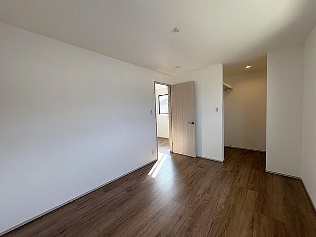 2階約6帖の主寝室です♪ドアを開けるとすぐウォークインクローゼットに行くことができます♪