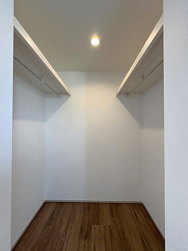 棚のついたウォークインクローゼット♪収納の用途に合わせてしまいやすい空間ですね♪