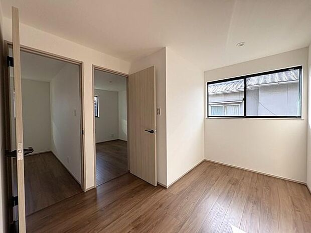 2階廊下部分です♪広さがあるので、子どもの遊び場や共用スペースなど、家族の用途に合わせて使いやすい空間です♪