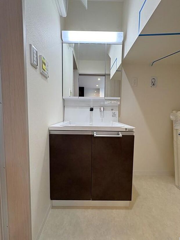 洗面台下部は収納スペース＆タオルハンガー付♪身支度の際に便利なライトがついております♪