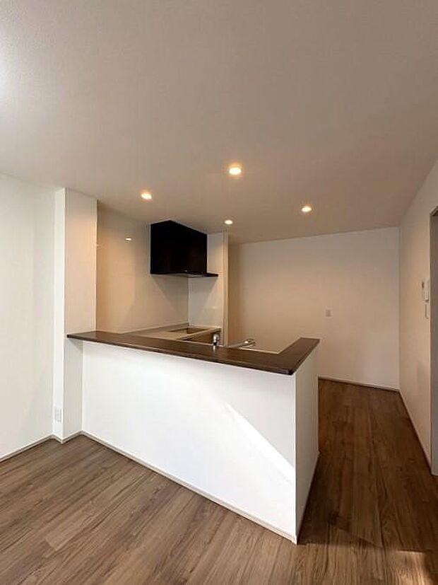 キッチンはL字型キッチン♪コンロ部分は壁側にあるので、料理跳ねなどがリビングに行きにくいのが嬉しいですね♪